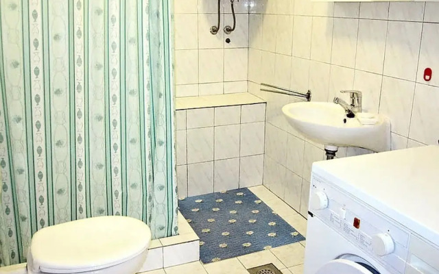 Apartment Serene Step From The Sea, Sleeps 5