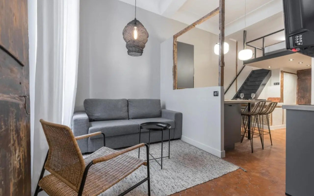 Charming 2 Bdr Old Town