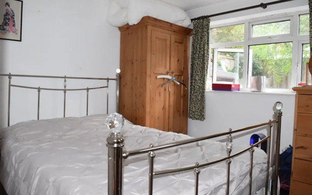 Delightful 1 Bedroom Garden Flat, Near To River