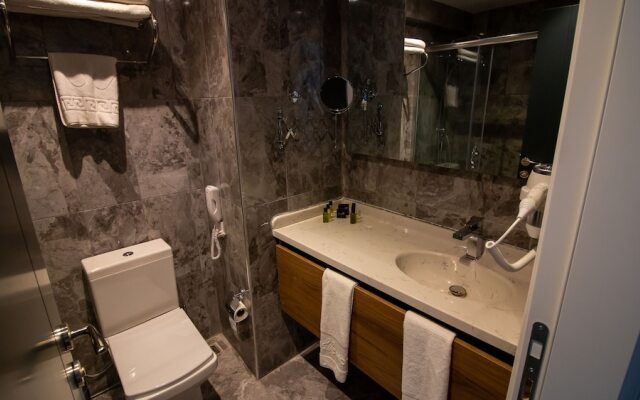 Lake Li̇fe Hotel