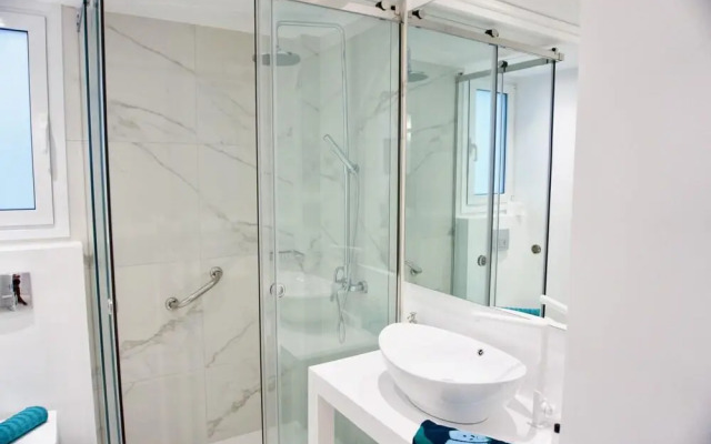 Sophisticated Modern Apt in Athens