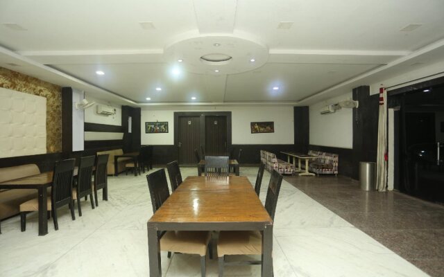 OYO 8607 Hotel Sky Inn