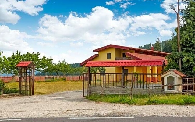 Secluded Villa in Parenti with Garden
