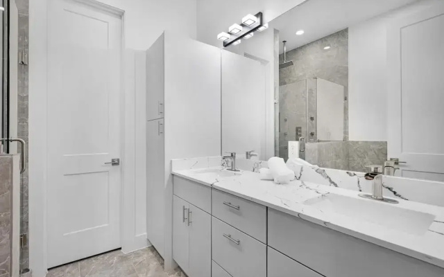 Houston 6 Bedroom Home
