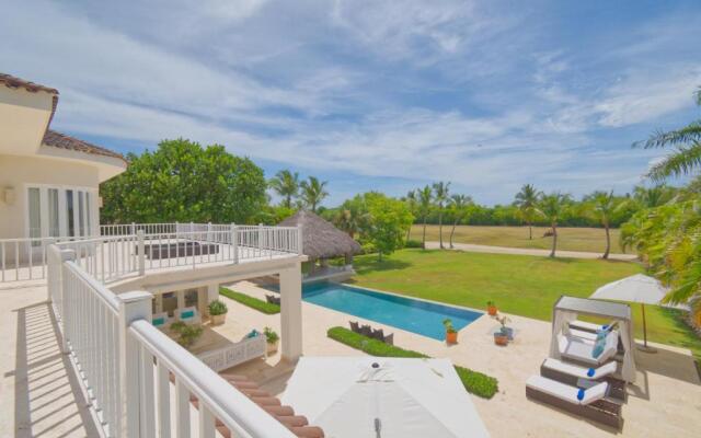 Fantastic 8-bedroom Golf-front Mansion Near the Beach
