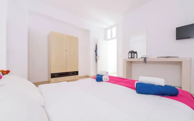 1- bed apt Near Black Beach-sleeps 4-parking