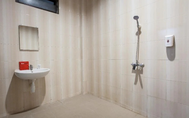 RedDoorz Plus @ Raya Sengkaling