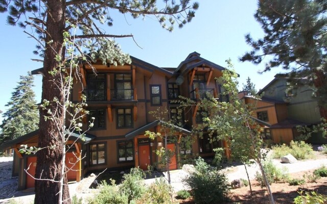 Solstice 18 Beautiful and Modern, Private Washer Dryer, Close to Eagle Lodge by RedAwning