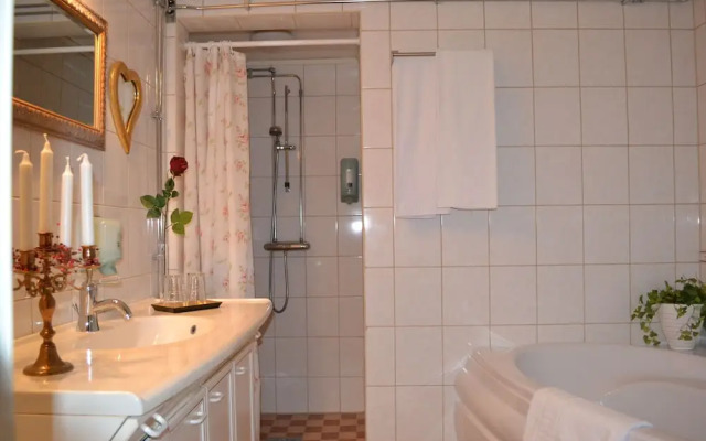 Björkbackens Karaktärshotellet - Stugby