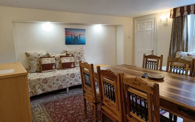 Mayville House Apartment