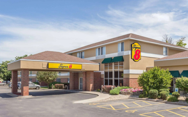 Super 8 by Wyndham Madison South