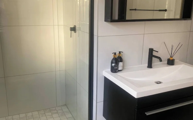 2 Bedroom Apartment Near Monte Casino
