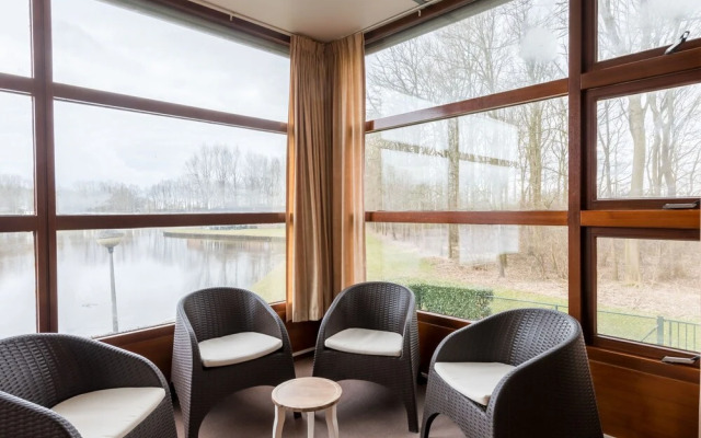 Well Furnished Home for Groups with Fireplace near Water