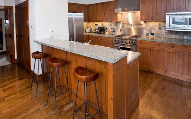 Lavish 3br 3.5ba Bachelor Gulch  Steps To Lifts 3 Bedroom Condo by RedAwning