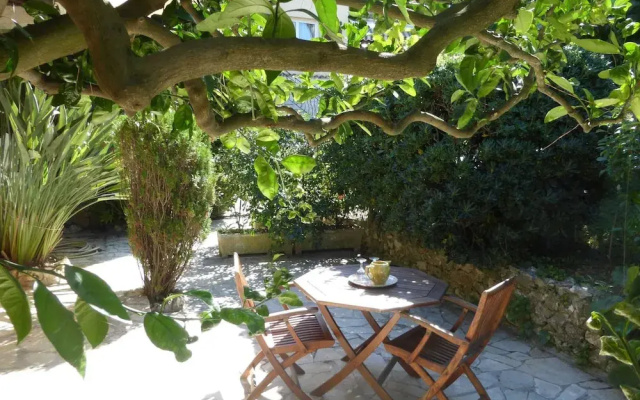 Small Holiday Home With Private Terrace and Shared Garden, Cagnes-sur-mer