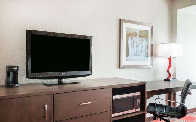 La Quinta Inn & Suites by Wyndham DC Metro Capital Beltway