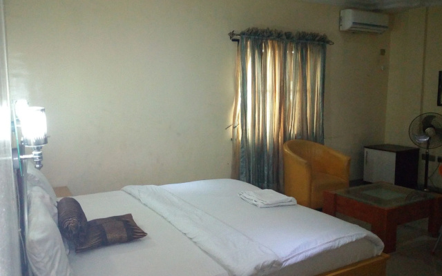D'Czars Hotel & Suites