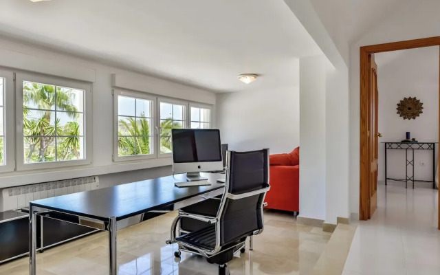 4bed Villa Sleeps 8- Pool, Garden, Bbq, Near Beach