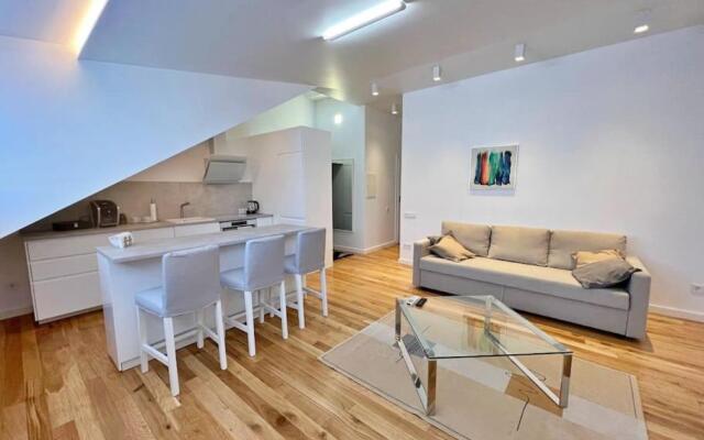 White 1 BD Old Town Apartment by Hostlovers
