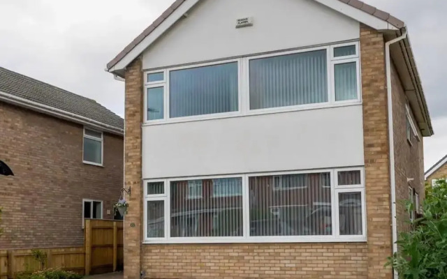 Stylish 4 Bed Apartment- Private Garden & Sleeps 8