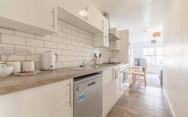Stylish Apartment 5 Min Walk To Castle & Parking!
