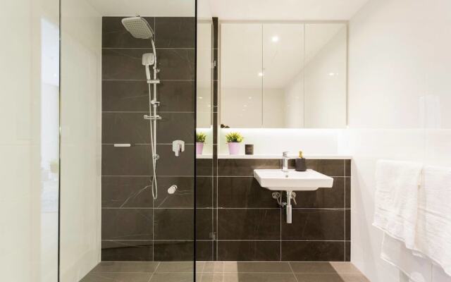 Chic Designer Apartment in Olympic Park + Parking