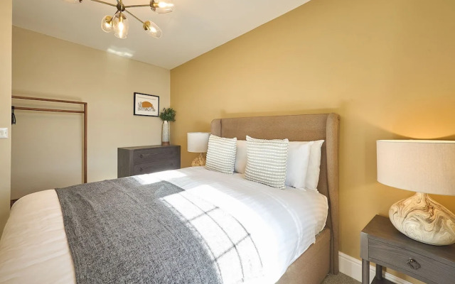 Host Stay Louvaine House