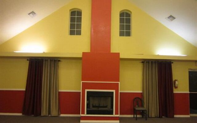The Crossroads Hotel & Suites
