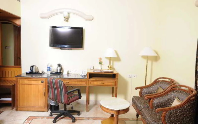 Hotel Ramada Raj Park