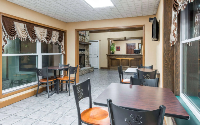 Super 8 by Wyndham Higginsville
