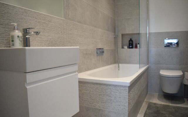 Bright 2 Bedroom With Balcony in Wandsworth