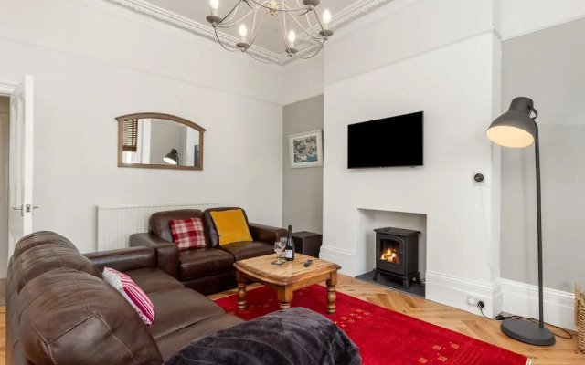 Spinnaker - Close to Town Sea Views