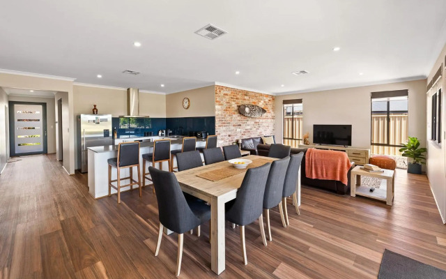 The Links - fairway views, walk to town, air-con