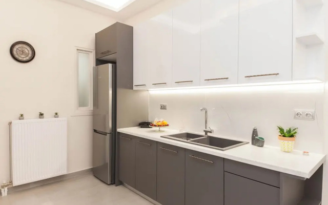 Pireas Jewel New Design Apt w Backyard