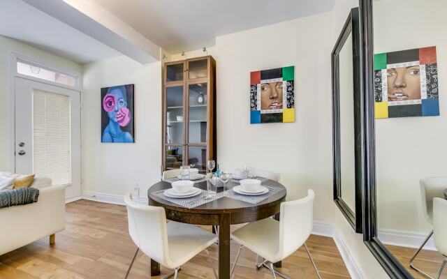 Newly Decorated 2BR Yorkville Home