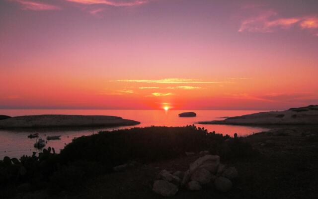 Seafront holiday home twenty meters from the western shore of Sardinia in S'archittu Beach-Casa del Giglio