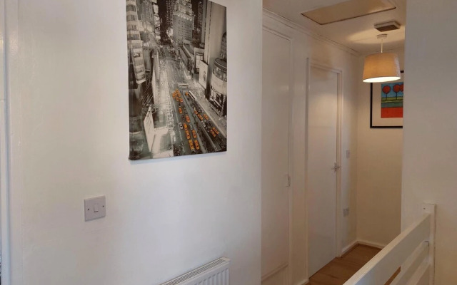 Lovely 2-bed House in the Heart of Woodhouse