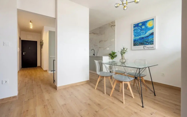 Modern apt With Balcony, 12 min Walk to the Beach