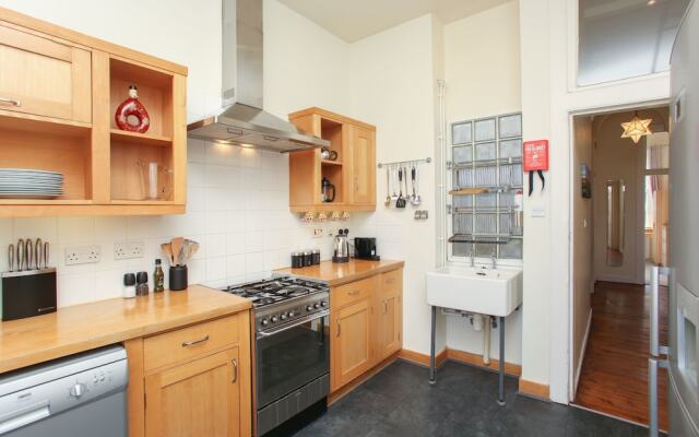 3 Bedroom Flat In Edinburgh City Centre