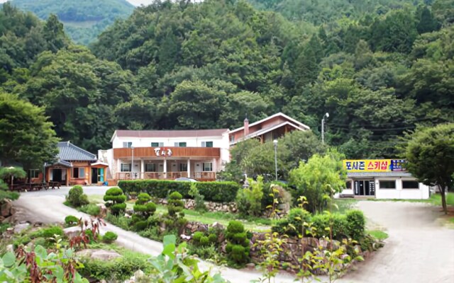 Baenae-gol Four Season Pension