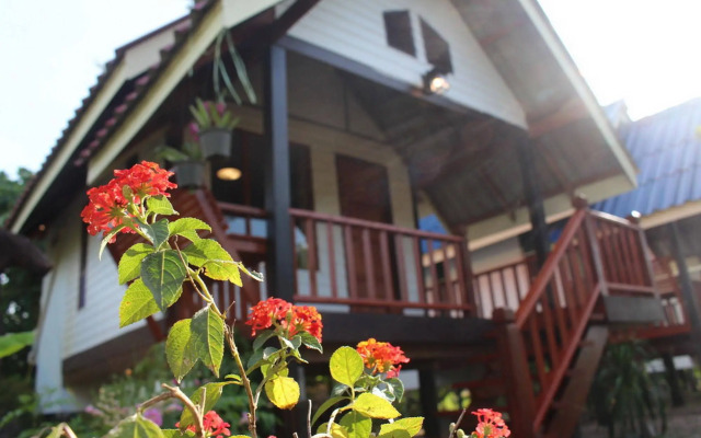 Lanta Andaleaf Bungalow