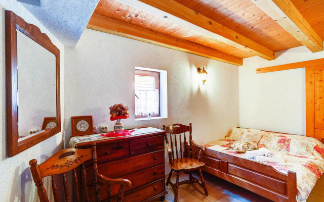 Holiday house Jucinovi Dvori, Starigrad Paklenica with pool