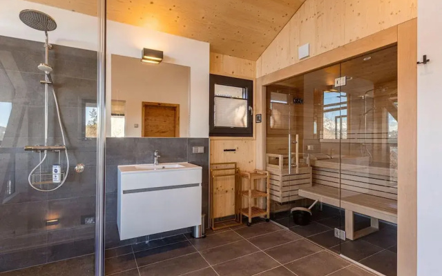 Chalet With Sauna on Balcony