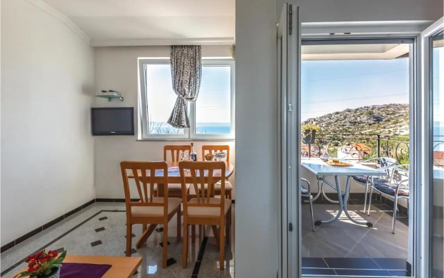 One-Bedroom Apartment Makarska with Sea View 04
