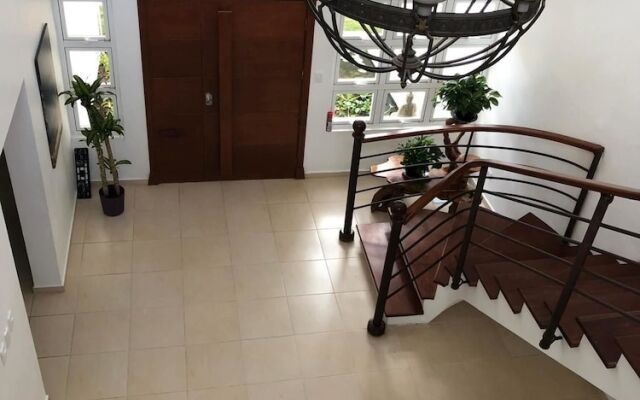 Villa in Metro Country Club
