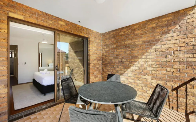 Coastal 2-bed With Balcony, 200m From Beach