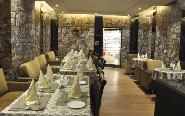 OYO 9736 Hotel Downtown Suites