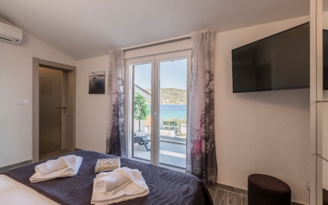 Holiday house Goldie - 30 m from beach: Sevid, Riviera Trogir