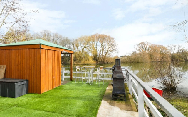 The Lakeside Yurt