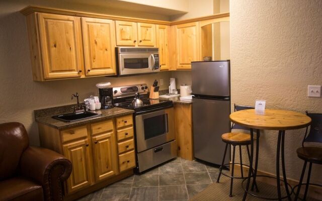 Enormous Condo with Stunning Mountain Views by RedAwning - Save 20% on 7+ Nights!